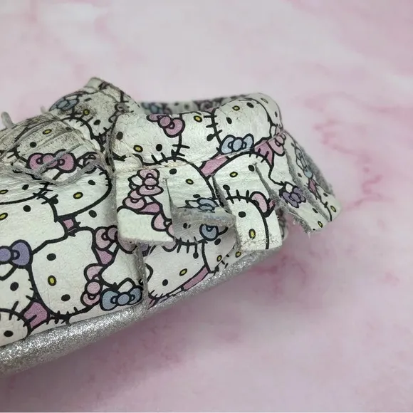 Freshly Picked x Sanrio Hello Kitty baby moccasins Peek a Bow size 2 infant